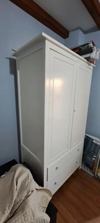 Armario blanco de madera de pino con dos cajoneras