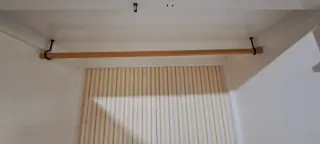 Armario blanco de madera de pino con dos cajoneras