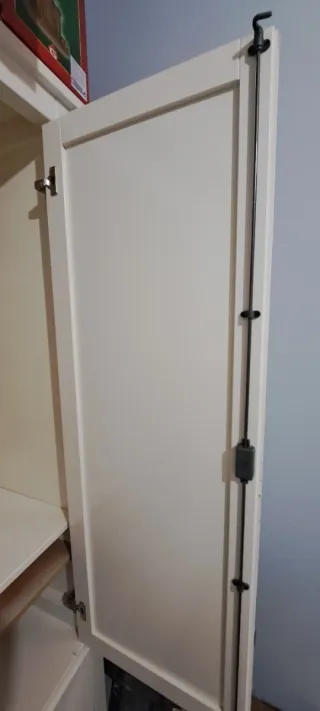 Armario blanco de madera de pino con dos cajoneras