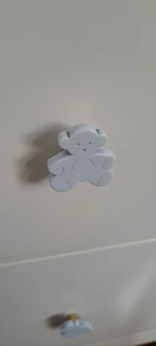 Armario blanco de madera de pino con dos cajoneras