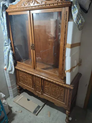 Vitrina antigua de madera tallada y cristal