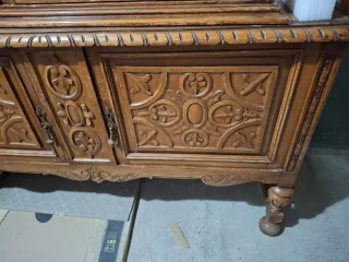 Vitrina antigua de madera tallada y cristal