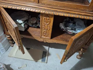 Vitrina antigua de madera tallada y cristal