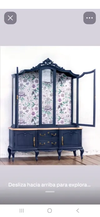 Vitrina antigua de madera tallada y cristal