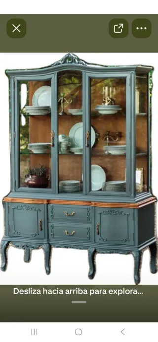 Vitrina antigua de madera tallada y cristal