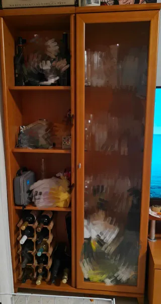 Estantería de madera y cristal