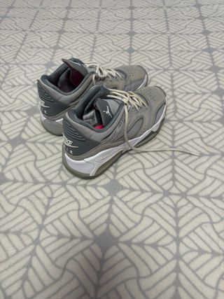 Zapatillas Jordan Grises y Blancas