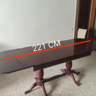 Mesa de comedor de madera oscura con 6 sillas
