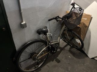 Bicicleta de paseo con cesta