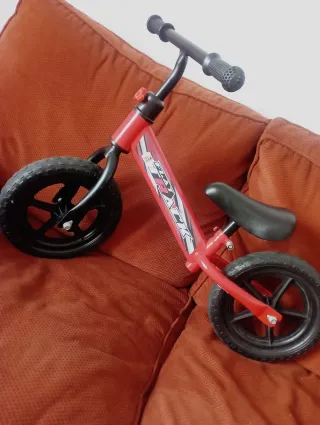 Bicicleta de equilibrio roja
