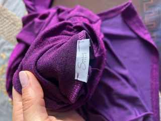 Vestito viola brillantinato con cut-out