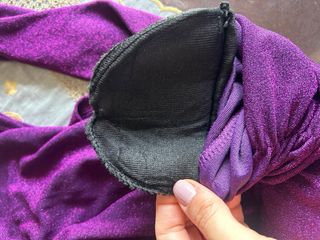 Vestito viola brillantinato con cut-out