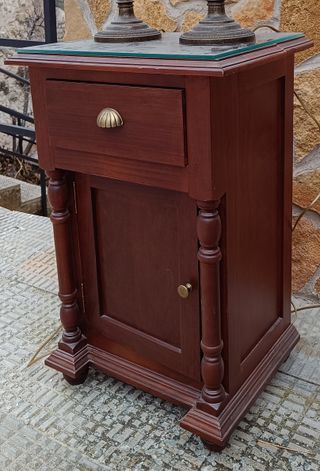 Mesita de noche de madera con cristal