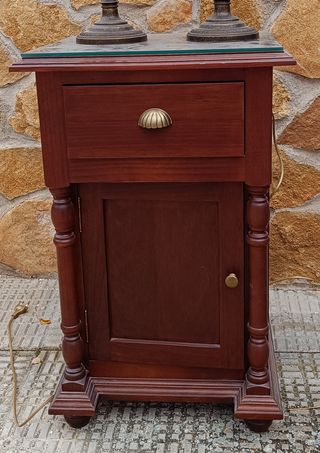 Mesita de noche de madera con cristal