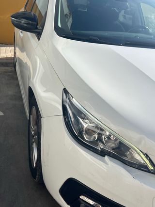 Coche blanco 5 puertas