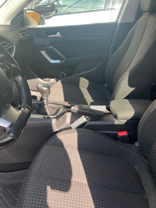 Coche blanco 5 puertas