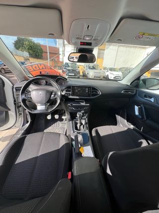 Coche blanco 5 puertas