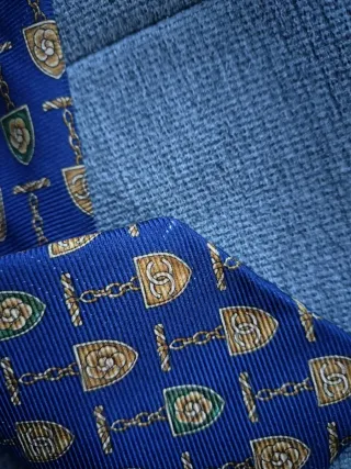 Corbata Chanel cadena dorada logo doble C camelias