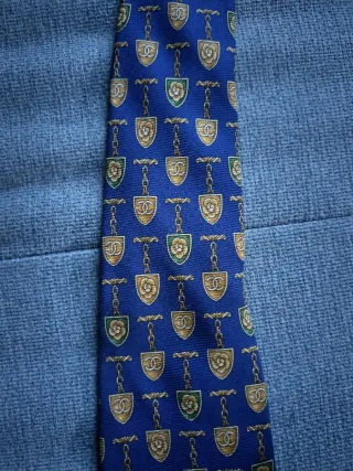 Corbata Chanel cadena dorada logo doble C camelias