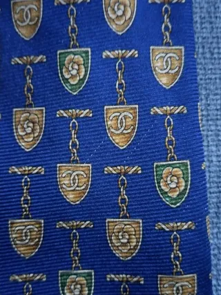 Corbata Chanel cadena dorada logo doble C camelias