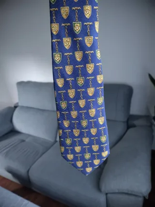 Corbata Chanel cadena dorada logo doble C camelias