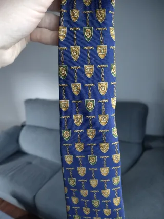 Corbata Chanel cadena dorada logo doble C camelias