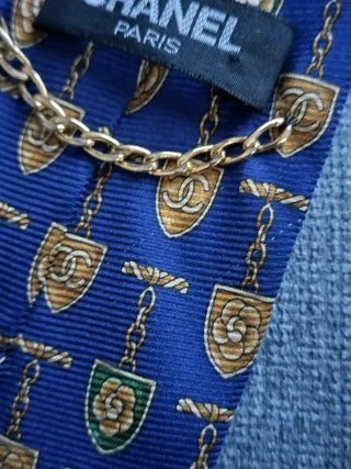 Corbata Chanel cadena dorada logo doble C camelias