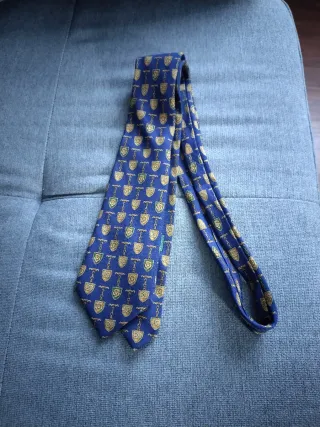 Corbata Chanel cadena dorada logo doble C camelias