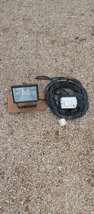 Foco 150w con 6 m. cable interruptor y enchufe.