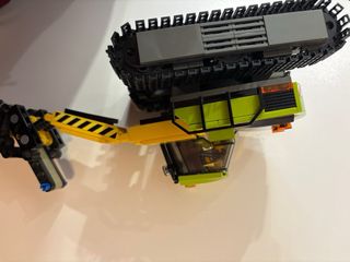 Máquina taladradora y figura Lego