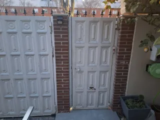 Puerta exterior blanca