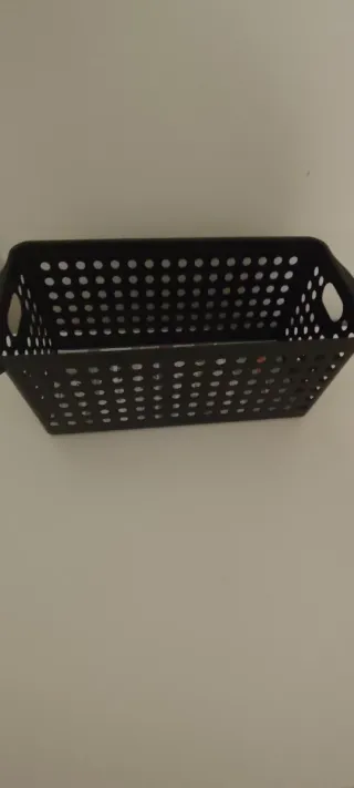 Cesta organizadora negra de plástico