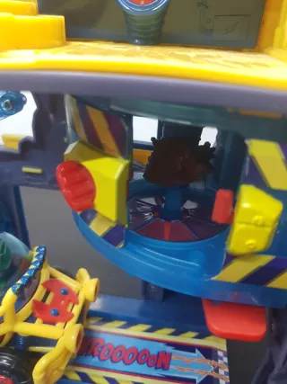 Superthings Cuartel Guarida