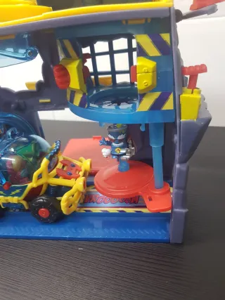 Superthings Cuartel Guarida