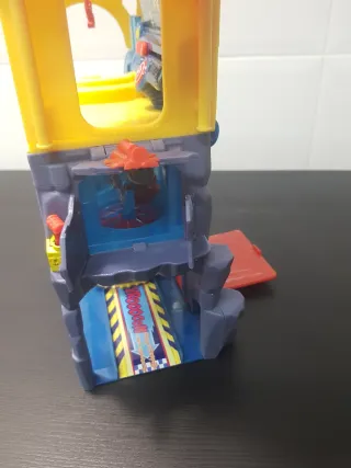 Superthings Cuartel Guarida