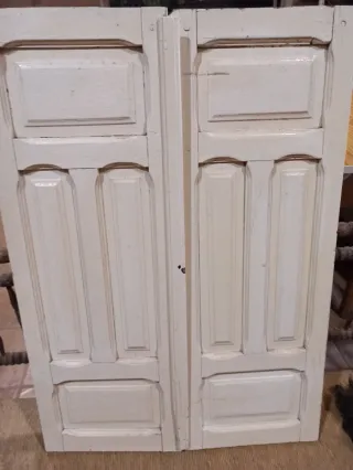 Contra ventanas de madera antiguas en color blanco