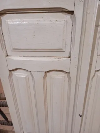 Contra ventanas de madera antiguas en color blanco