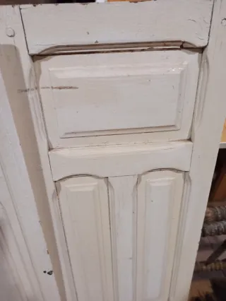 Contra ventanas de madera antiguas en color blanco