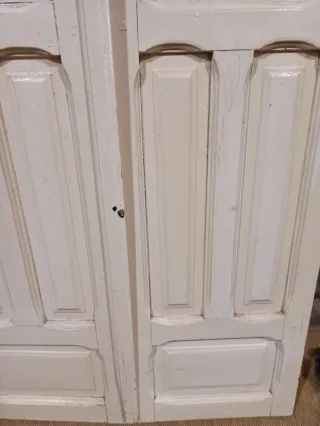 Contra ventanas de madera antiguas en color blanco