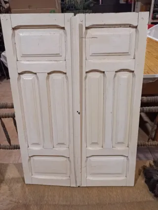 Contra ventanas de madera antiguas en color blanco