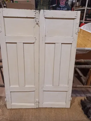 Contra ventanas de madera antiguas en color blanco