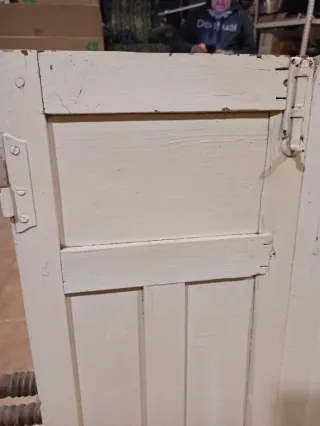 Contra ventanas de madera antiguas en color blanco