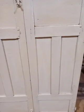 Contra ventanas de madera antiguas en color blanco