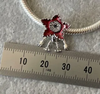 Charm Pandora Demogorgon articulado de Stranger