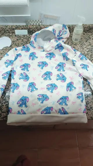 Sudadera niña con estampado conejitos