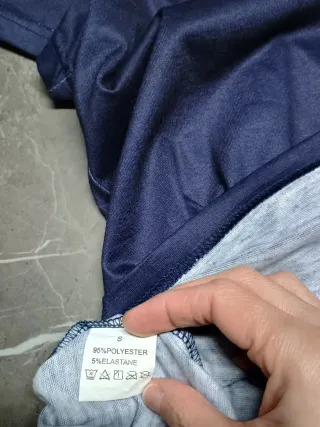 Maglietta blu con stampa farfalle dorate