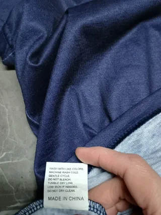 Maglietta blu con stampa farfalle dorate