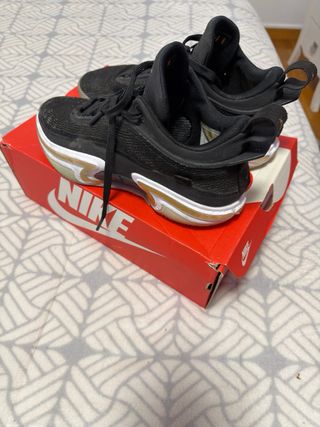 Zapatillas Jordan Negras y Doradas