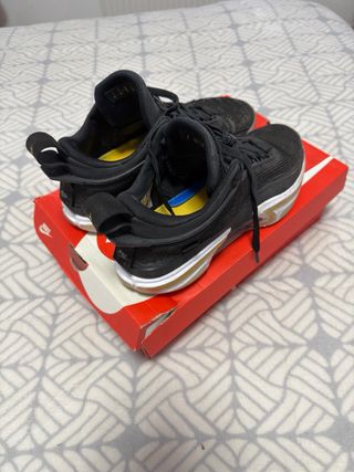 Zapatillas Jordan Negras y Doradas