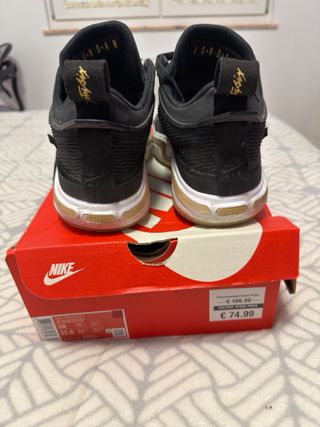 Zapatillas Jordan Negras y Doradas